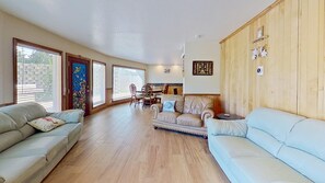Smart TV - The Hydeaway! Waterfront, Docks, Ice Machine, Kayaks, by King Springs (Crystal River)