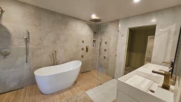Douche, sèche-cheveux, serviettes fournies, savon