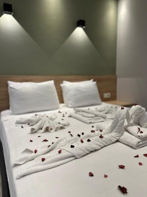 Habitación familiar, vistas al patio | Sábanas de algodón egipcio y ropa de cama de alta calidad