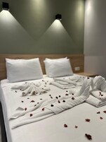 Habitación familiar, vistas al patio | Sábanas de algodón egipcio y ropa de cama de alta calidad