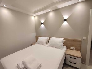 Habitación familiar, vista al patio | Sábanas de algodón egipcio, ropa de cama de alta calidad y edredón