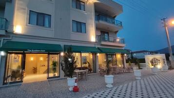 Ein Hotel mit mehreren Geschäften im Erdgeschoss, genannt "The Brothers Suit".