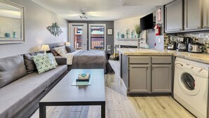 A modern apartment with a living room, kitchen, and a balcony. - Mountain Retreat Close the Slopes (Brian Head)