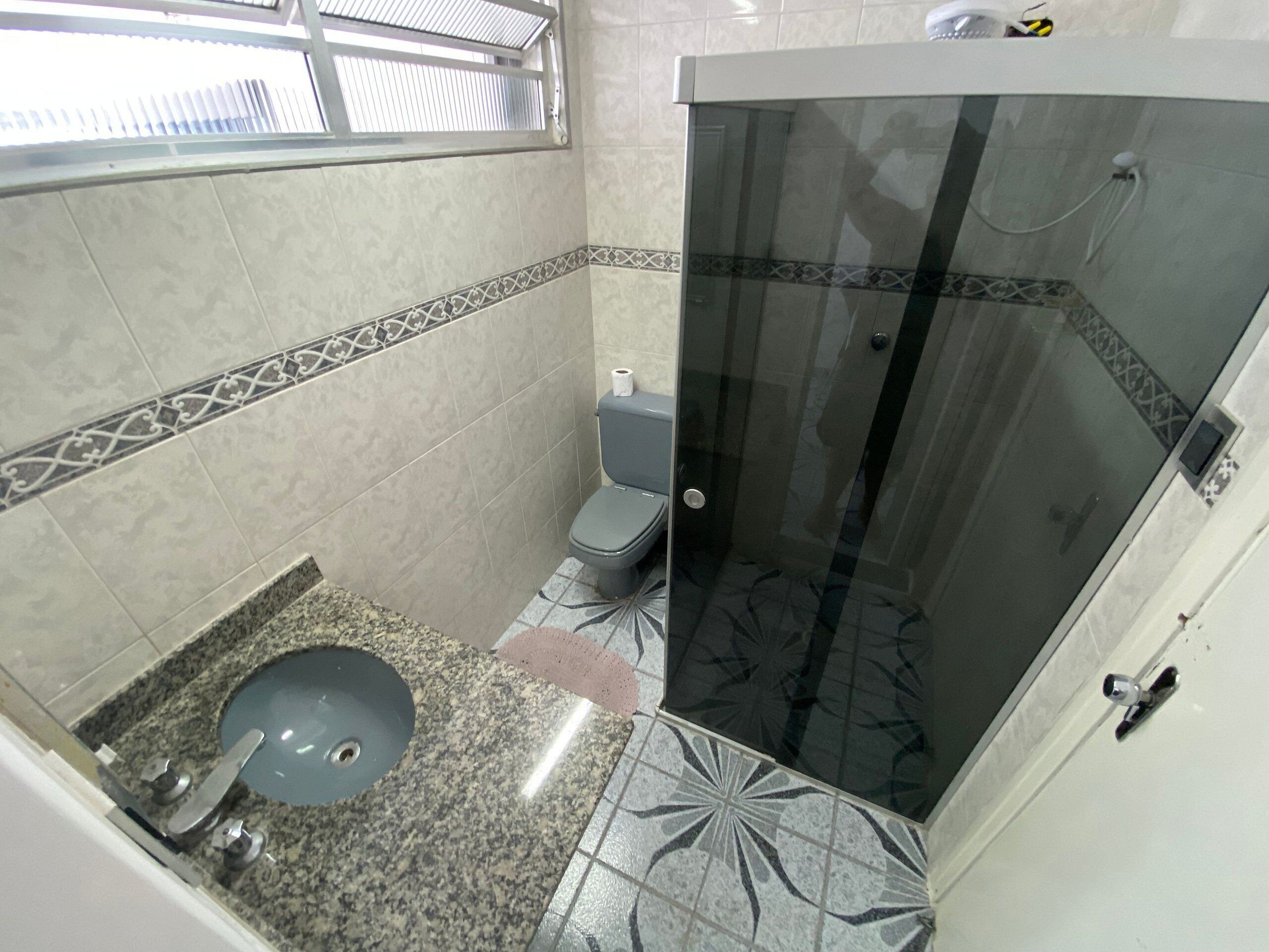 Ein Badezimmer mit Toilette, Waschbecken und Dusche.