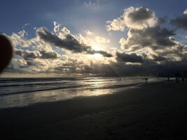 Una playa cerca, arena blanca