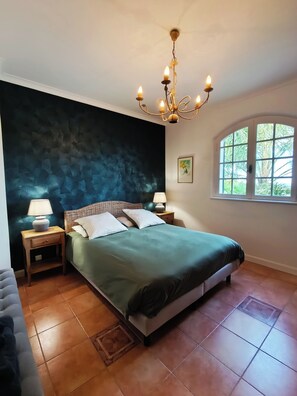 6 slaapkamers, een strijkplank/strijkijzer, wifi, beddengoed