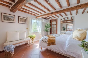 5 bedrooms, iron/ironing board, WiFi, bed sheets