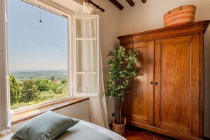 5 bedrooms, iron/ironing board, WiFi, bed sheets