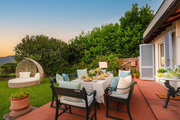 Outdoor dining