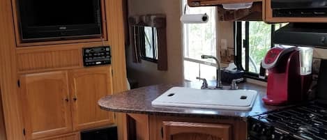 Kjøleskap, mikrobølgeovn, kokeplater og kaffetrakter/tekoker