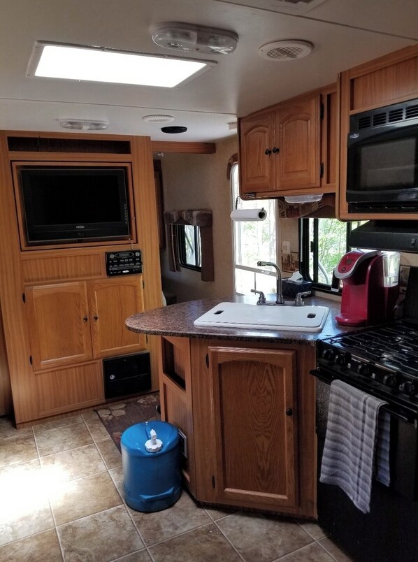 Fridge, microwave, stovetop, coffee/tea maker - The Riverside Dutchmen. Reconnect with nature (Petit Étang)