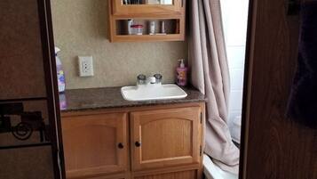 SĂšche-cheveux, serviettes fournies, papier toilette