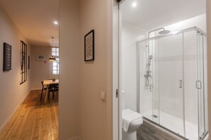 Regadera, toallas, shampoo, papel de baño