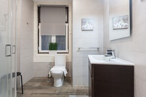 Dusch, handdukar, schampo och toalettpapper