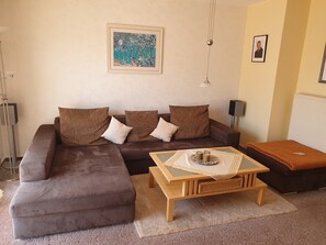 TV, DVD-spiller, bøker og stereoanlegg