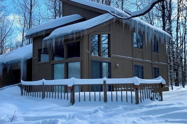 Nestled in the buckle of the snow belt and snowmobile trails / ski resorts.