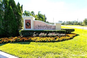 Property grounds - Deluxe 2/2 Penthouse condo 1300 sq ft in Disney Springs
Free parking (Orlando)