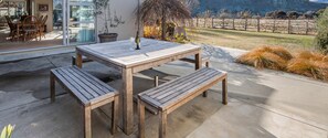 Outdoor dining - Tranquil on Ribbonwood - Wanaka Holiday Home (Wanaka)