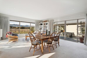 Dining - Tranquil on Ribbonwood - Wanaka Holiday Home (Wanaka)