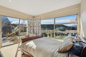 3 bedrooms, iron/ironing board, WiFi, bed sheets - Tranquil on Ribbonwood - Wanaka Holiday Home (Wanaka)
