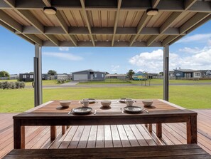 Outdoor dining - Cooks Family Retreat - Cooks Beach Holiday Home (Whitianga)