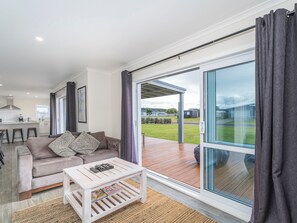 TV - Cooks Family Retreat - Cooks Beach Holiday Home (Whitianga)