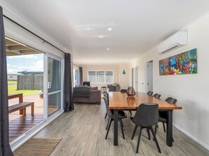 Dining - Cooks Family Retreat - Cooks Beach Holiday Home (Whitianga)