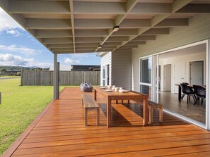 Outdoor dining - Cooks Family Retreat - Cooks Beach Holiday Home (Whitianga)