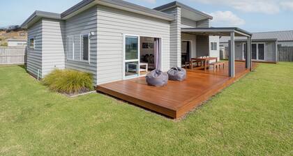 Cooks Family Retreat - Cooks Beach Holiday Home