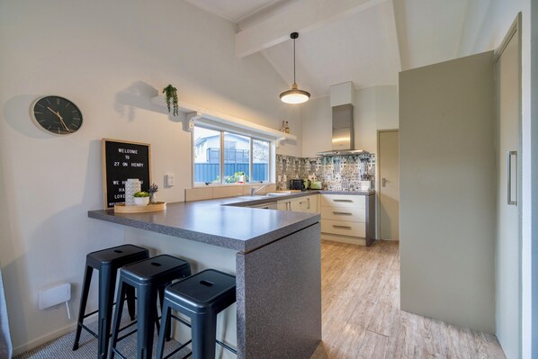 Kjøleskap, mikrobølgeovn, oppvaskmaskin og kaffetrakter/tekoker