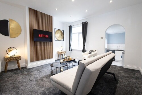 Modern Bolton Retreat - Stylish Comfort - Flat B