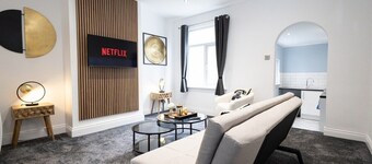 Modern Bolton Retreat - Stylish Comfort - Flat B