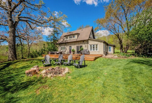 Escarpment Escape - 1 Bedroom Loft Cottage: Huge Deck, Panoramic views, Trails