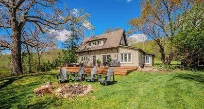 Escarpment Escape - 1 Bedroom Loft Cottage: Huge Deck, Panoramic views, Trails