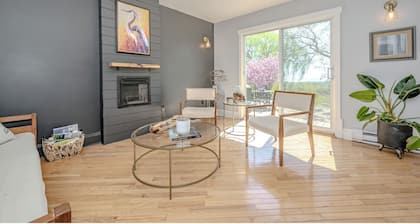 Escarpment Escape - 1 Bedroom Loft Cottage: Huge Deck, Panoramic views, Trails