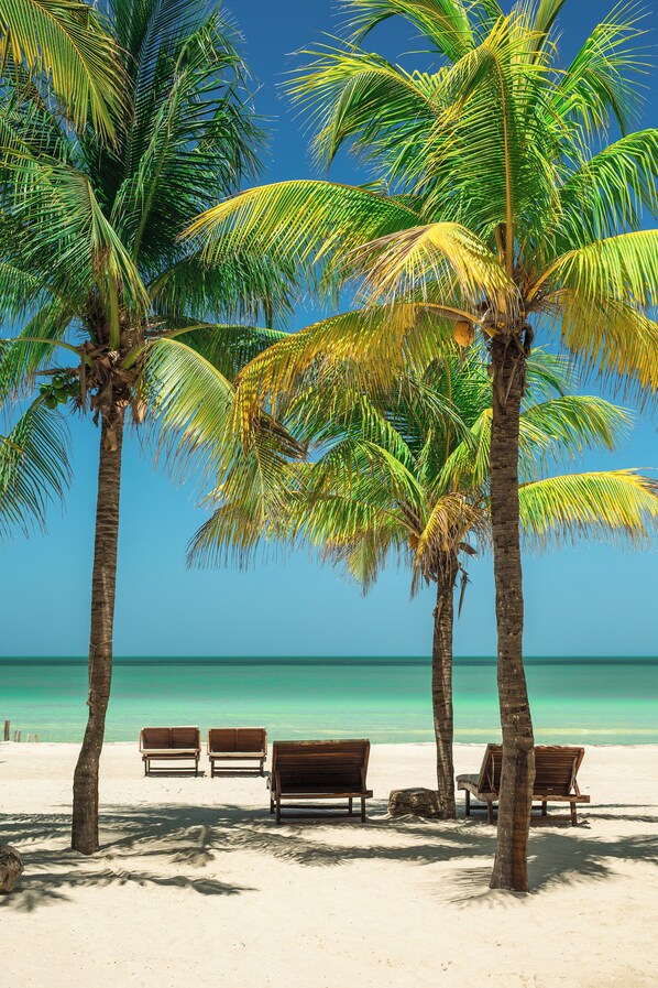 On the beach, white sand - Mawimbi Boutique Hotel (Isla Holbox)