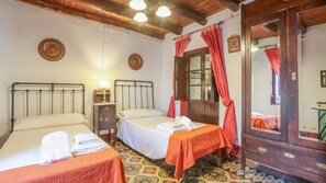 8 chambres, bureau, fer et planche à repasser, lit parapluie