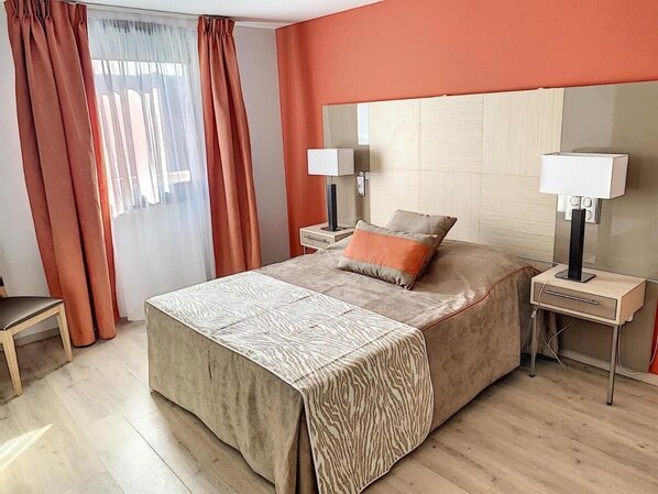 Soundproofing, free WiFi, bed sheets