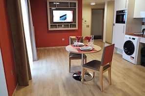 120-cm-Flachbildfernseher mit Kabelempfang, Fußbodenheizung