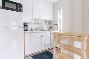 Køleskab, mikrobølgeovn, ovn, kogeplade