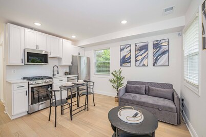Sunny, Chic, Centrally Located 2 bedroom, with Parking & Alexa