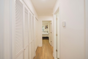 Interior - Sunny, Chic, Centrally Located 2 bedroom, with Parking & Alexa (Washington)