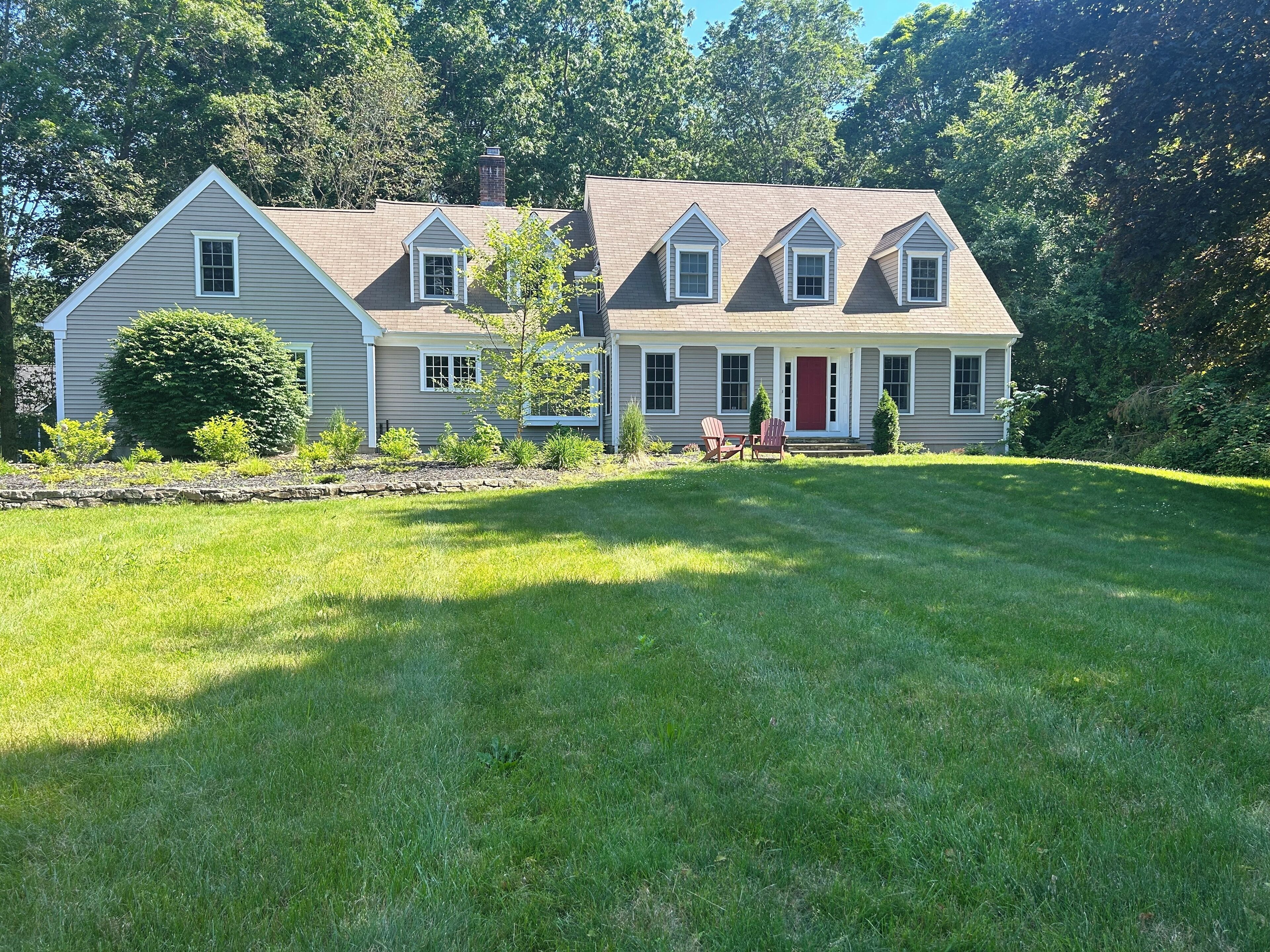 Spacious, quiet suburban getaway in Madison. 15 min from beach & hiking trails!