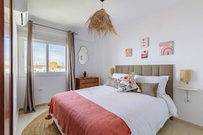 2 habitaciones, tabla de planchar con plancha, wifi y ropa de cama 