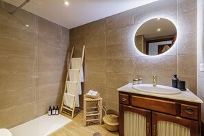 Douche, sèche-cheveux, serviettes fournies, savon