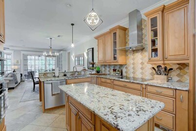 Private Oasis  *heated pool and  yard.