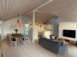 Smart TV, stereo - Private cottage in Stillinge Strand, Zealand, only 250 meter to the sandbeach (Slagelse)