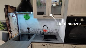 Een koelkast, een vaatwasser, een broodrooster, een kinderstoel