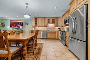 Kylskåp, mikrovågsugn, ugn och spishäll