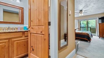 2 bedrooms, desk, travel cot, WiFi